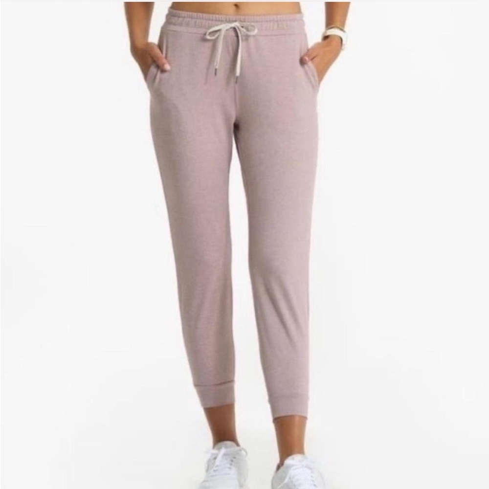 Vuori Performance Jogger in rose pink